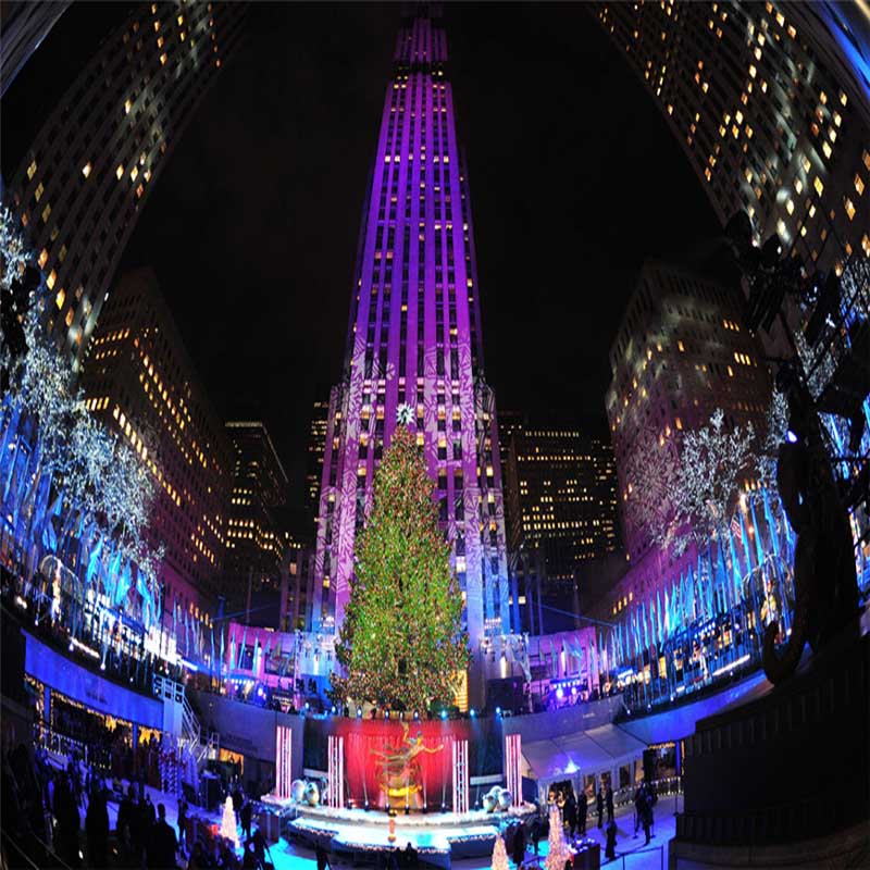 L'atmosfera festosa diventa sempre più forte. L'albero di Natale nel Rockefeller Center di New York è coperto di luci e vestiti colorati